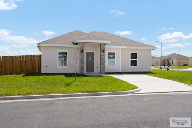 view of front of property featuring a front yard