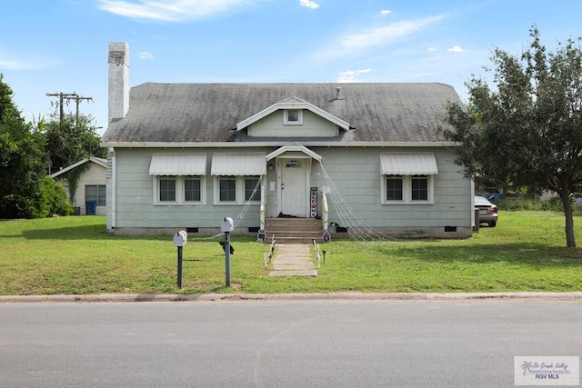 view of front of home featuring a front yard