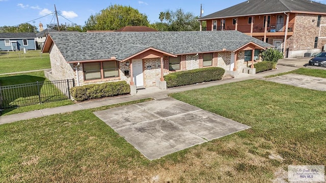 view of front of property featuring a front lawn