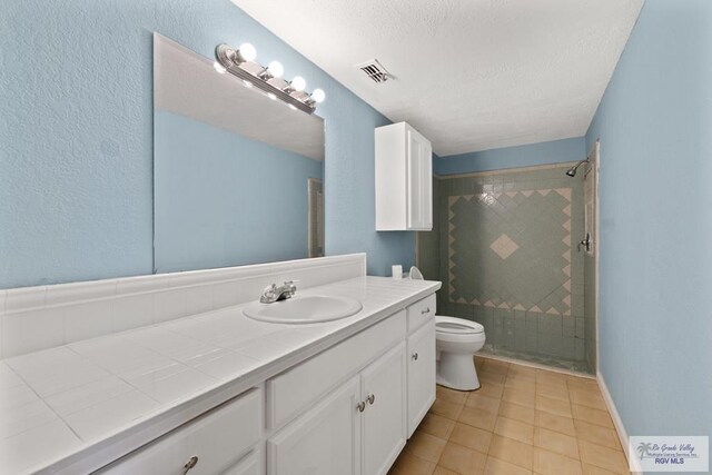 3401 Del Mar Dr, Mission, TX 78574 - full bath featuring toilet, vanity, visible vents, tile patterned flooring, and tiled shower
