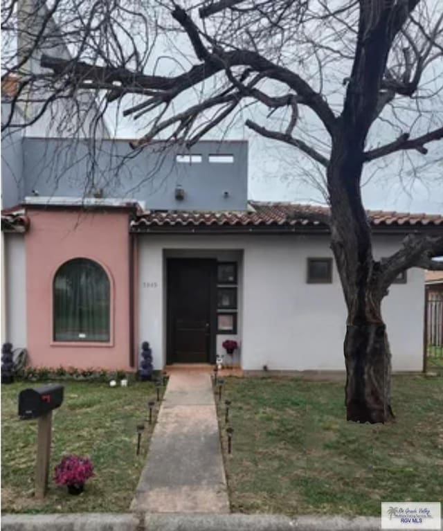 view of front of property featuring a front yard