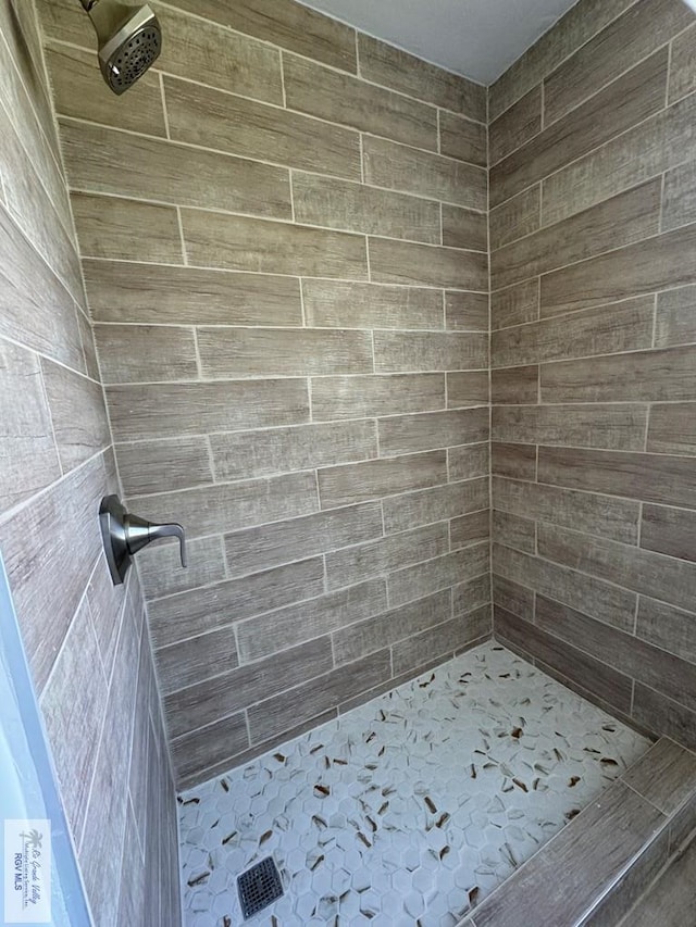 bathroom featuring a tile shower