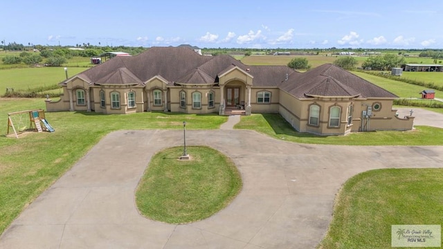 view of front of property with a front yard