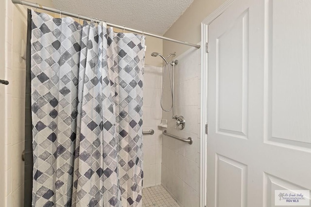 bathroom featuring curtained shower and a textured ceiling