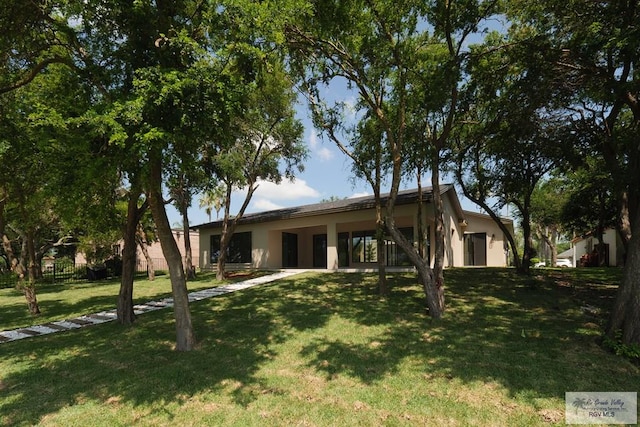 ranch-style house featuring a front yard