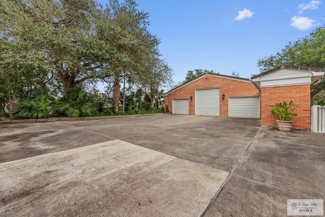 2301 Riverside Dr, Harlingen, TX 78550 - view of garage
