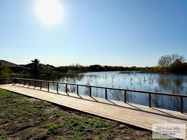 view of yard featuring a water view