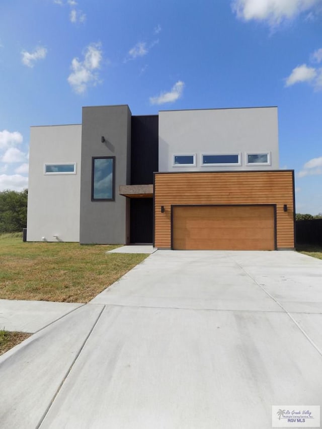 view of front of home featuring a garage and a front yard