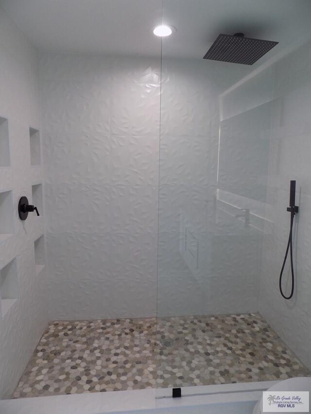 bathroom featuring a tile shower