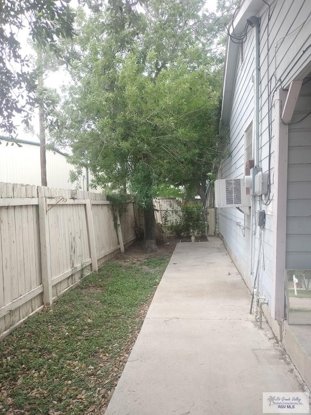 view of yard featuring a patio area