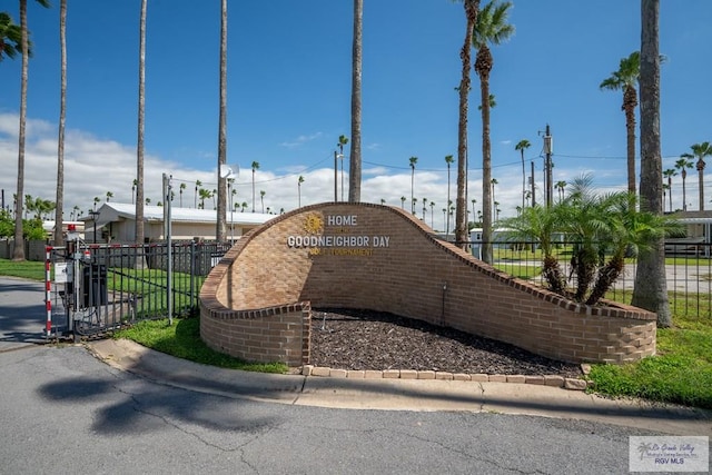 view of community / neighborhood sign