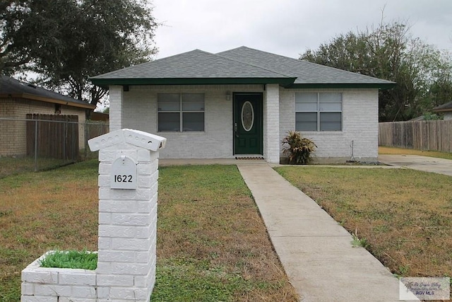 view of front facade with a front yard