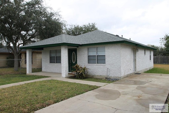 ranch-style house featuring a front lawn