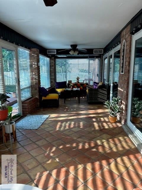 sunroom with ceiling fan