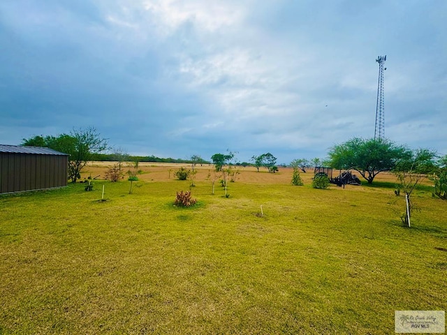 view of yard with a rural view