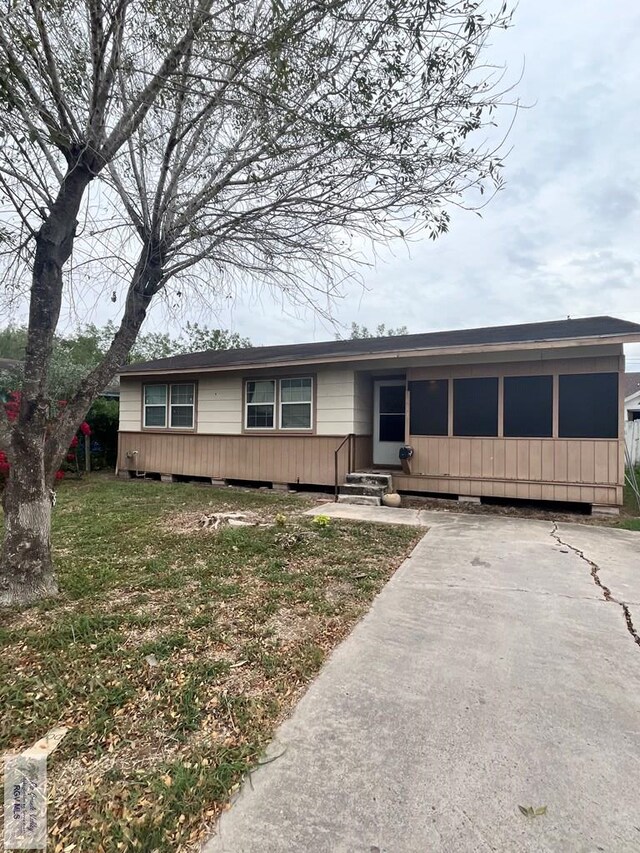 view of front of house with a front yard