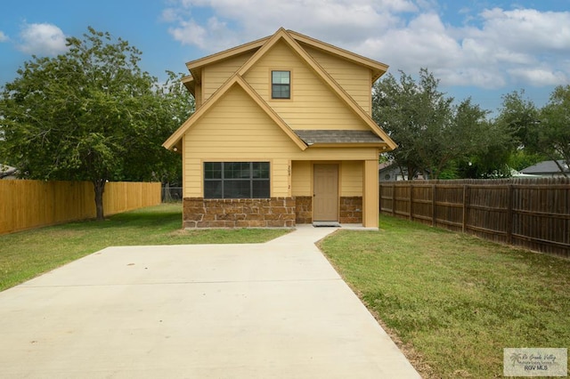 view of front of house featuring a front yard