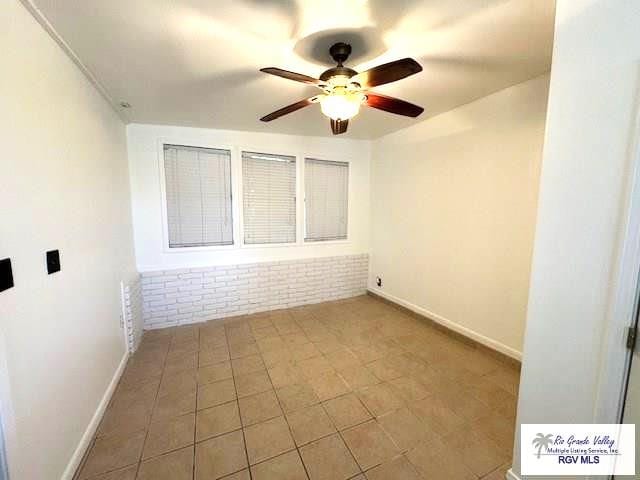 empty room with ceiling fan