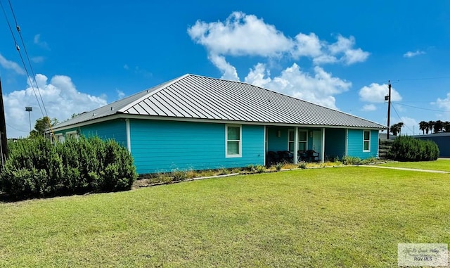 view of front facade with a front lawn