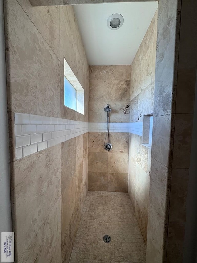 bathroom featuring tiled shower