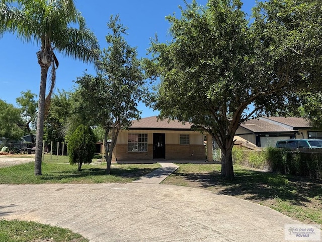 view of front of house featuring a front lawn and brick siding