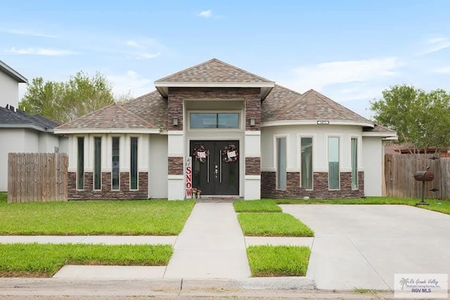 view of front facade featuring a front lawn