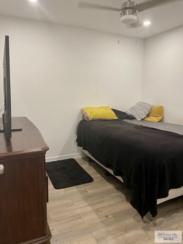 bedroom with light wood-style floors, recessed lighting, ceiling fan, and baseboards