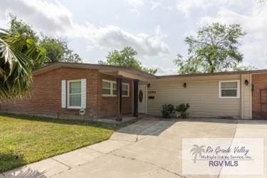 ranch-style home with a front yard