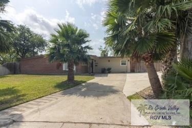 view of front of house featuring a front yard