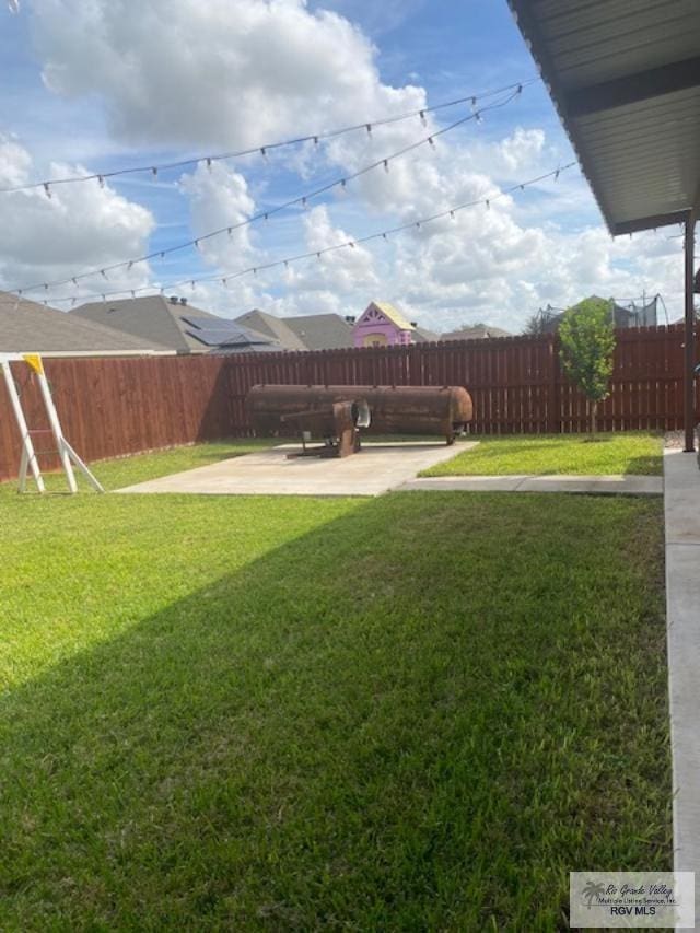 view of yard featuring a patio area