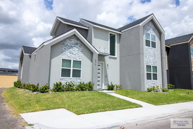 view of front facade featuring a front lawn