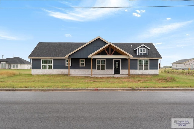 view of front of home featuring a front lawn