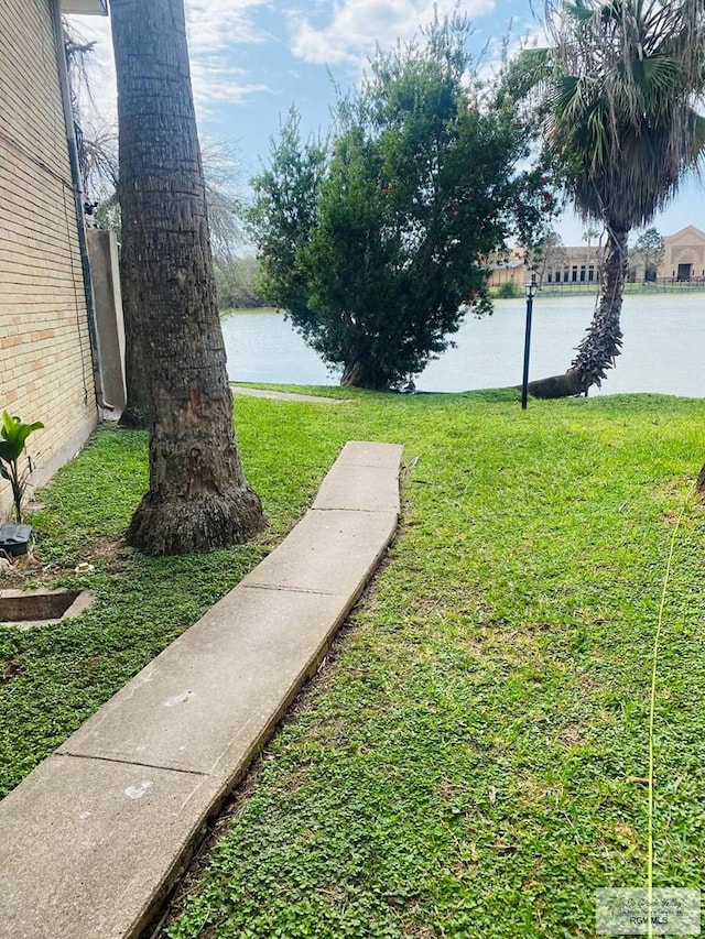 view of yard featuring a water view