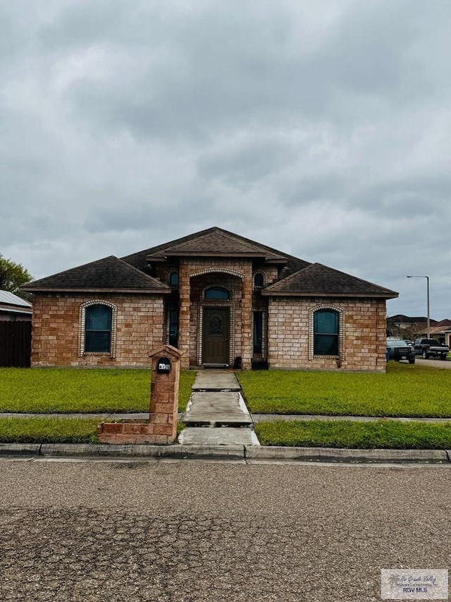 view of front of home featuring a front lawn