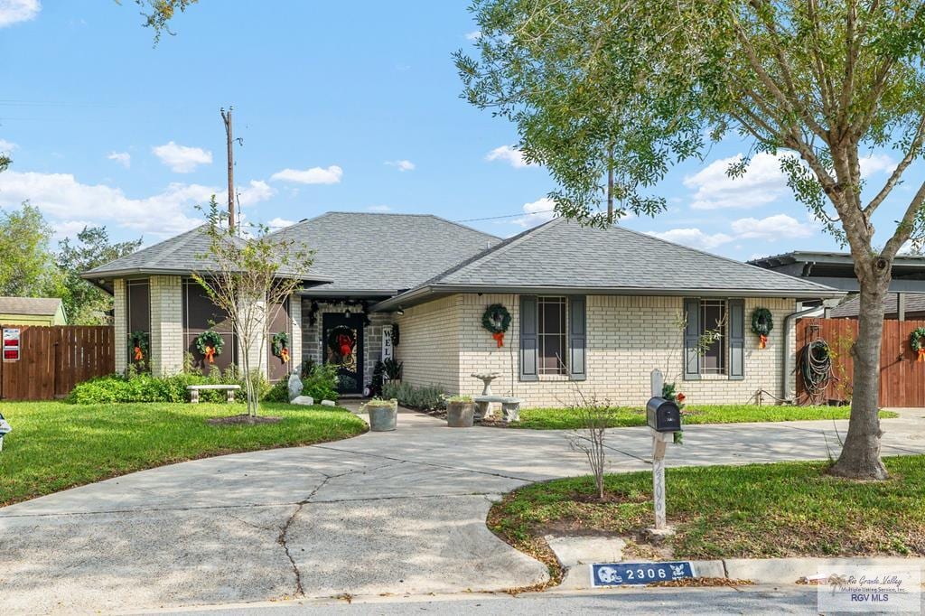 ranch-style home featuring a front yard