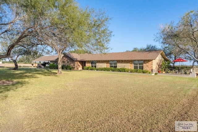 ranch-style house featuring a front yard