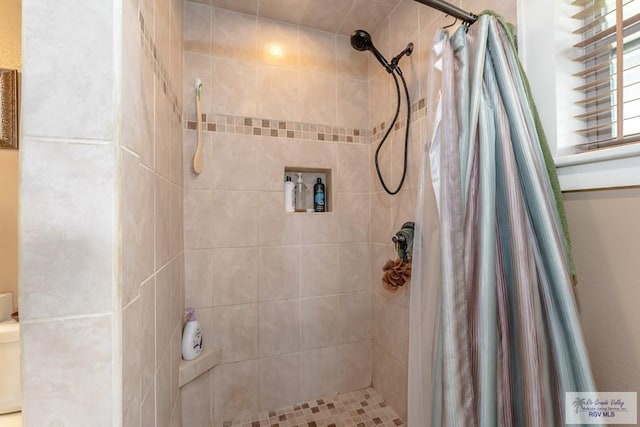 bathroom featuring a shower with shower curtain