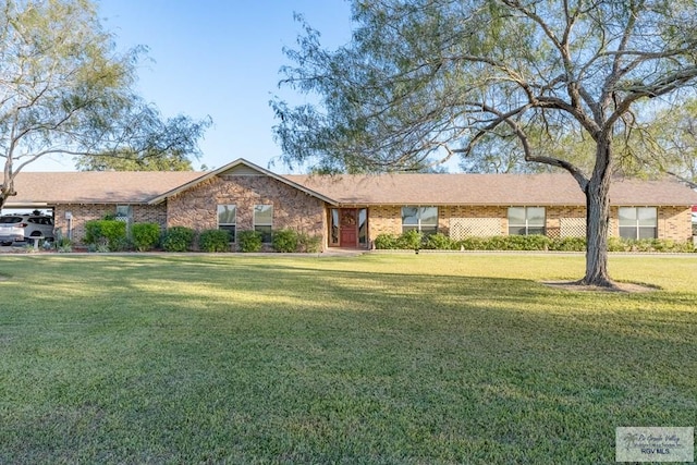 ranch-style home featuring a front lawn