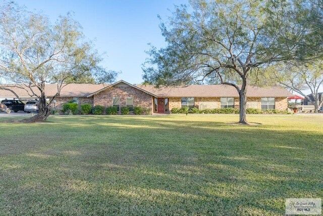 ranch-style home featuring a front lawn