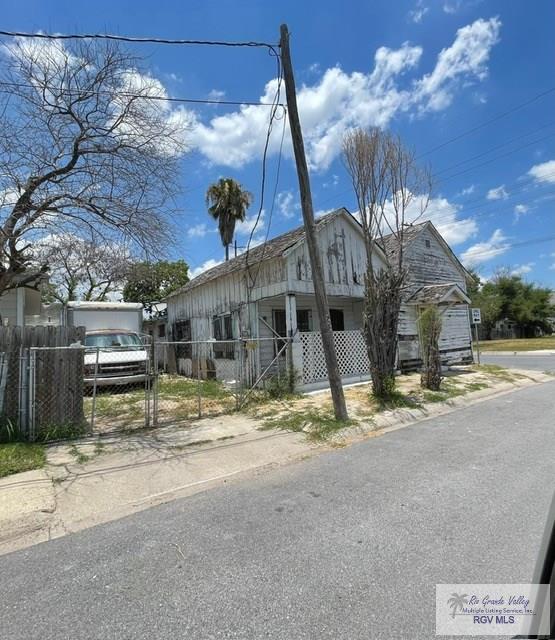 view of front of home featuring a fenced front yard, driveway, and a garage