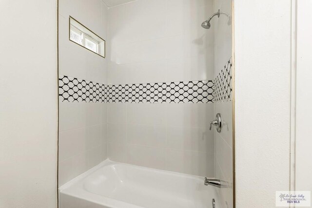 bathroom featuring tiled shower / bath