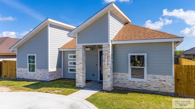 view of front of home featuring a front lawn