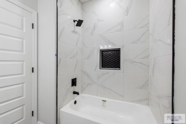 bathroom featuring tiled shower / bath