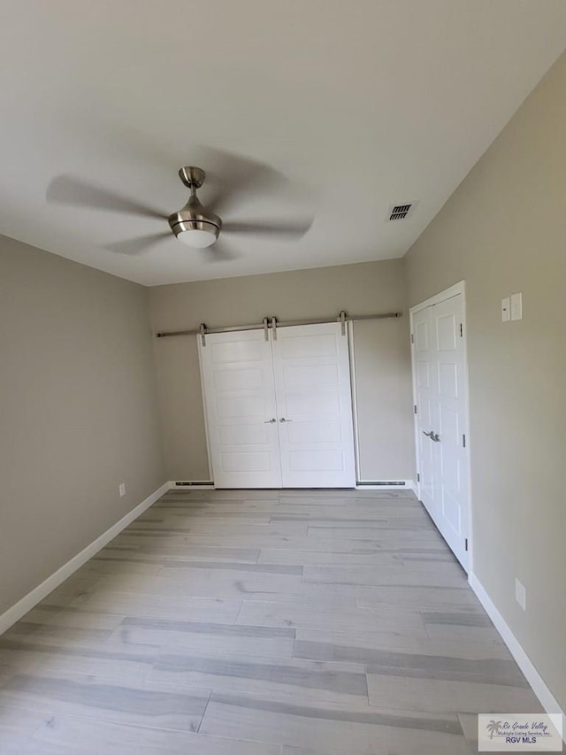 unfurnished bedroom with light wood-type flooring, a closet, and ceiling fan