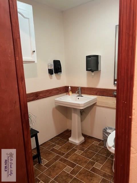 bathroom featuring toilet