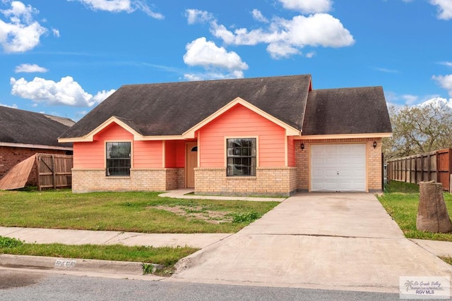 view of front facade featuring a garage and a front yard