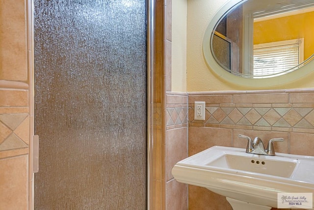 171 Line 17 Rd, San Benito, TX 78586 - full bath featuring tile walls, an enclosed shower, and a wainscoted wall