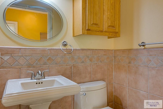 171 Line 17 Rd, San Benito, TX 78586 - half bath with tile walls