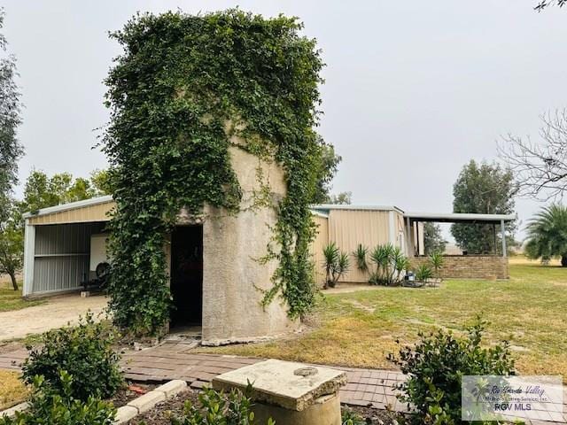 view of side of property featuring a lawn