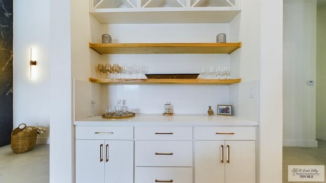 60 Jacklyn St, Rancho Viejo, TX 78575 - bar with white cabinetry